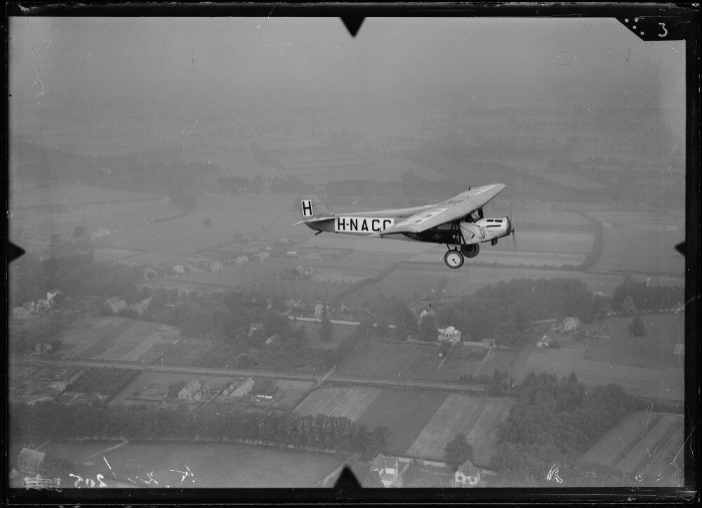 De eerste Fokker F.VII in de vlucht boven Nederland Dit toestel is bekend geworden door de eerste vlucht naar Nederlands-Indië in 1924.